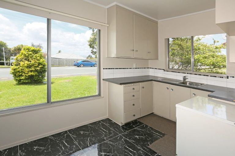 Photo of property in 1/130 Te Atatu Road, Te Atatu South, Auckland, 0610