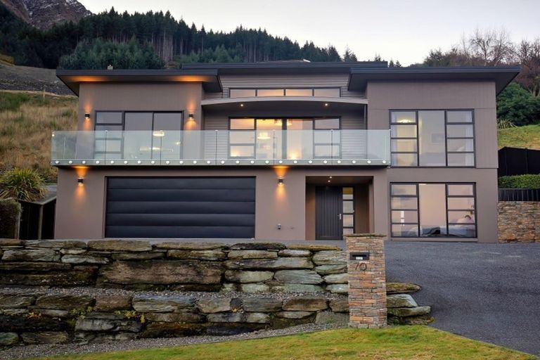 Photo of property in 70 Wynyard Crescent, Fernhill, Queenstown, 9300
