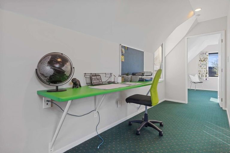 Photo of property in 6 Fencourt Place, Rototuna North, Hamilton, 3210