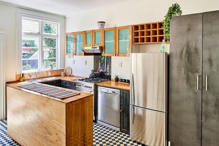 Photo of property in 6 Porritt Avenue, Mount Victoria, Wellington, 6011