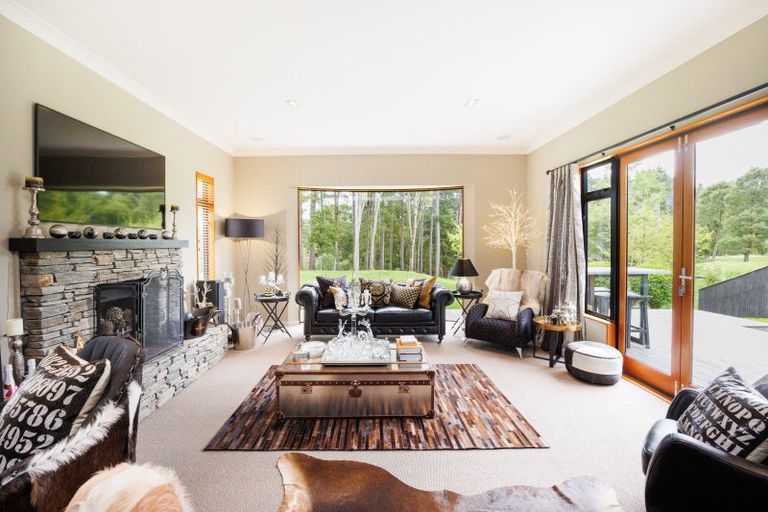 Photo of property in 7 Titirangi Drive, Fitzherbert, Palmerston North, 4471