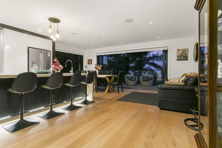 Photo of property in 2/92 Churchill Road, Murrays Bay, Auckland, 0630