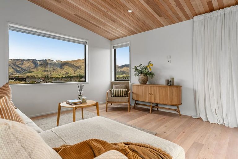 Photo of property in 33 Tomtit Crescent, Lake Hawea, 9382