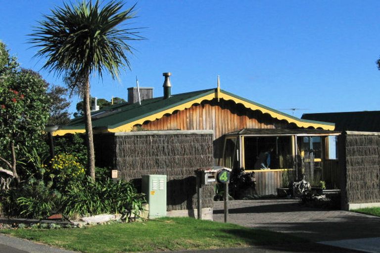 Photo of property in 4 Island View Terrace, Waikanae Beach, Waikanae, 5036