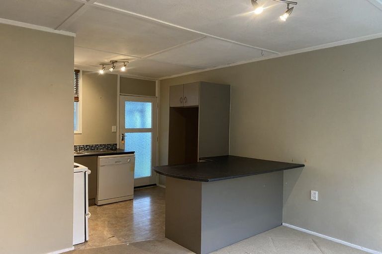 Photo of property in 2/12 Wood Street, Wallaceville, Upper Hutt, 5018