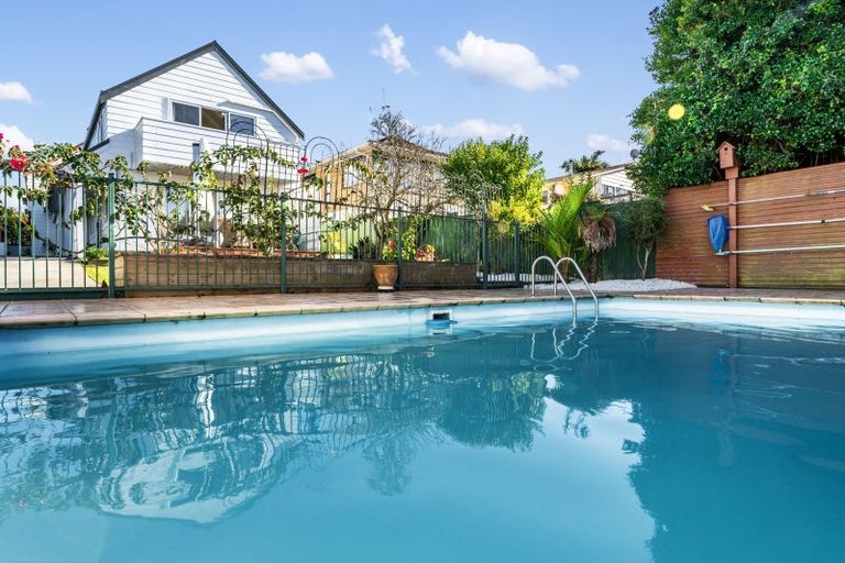 Photo of property in 2/22 Salem Place, Torbay, Auckland, 0630