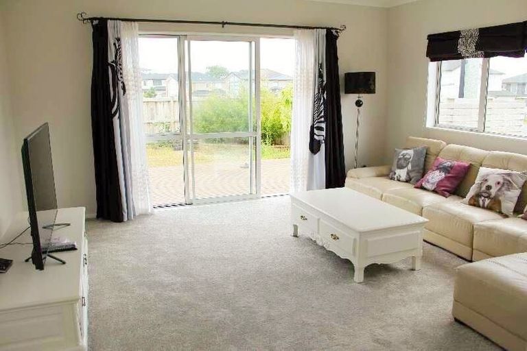 Photo of property in 3 Ascension Crescent, Orewa, 0931