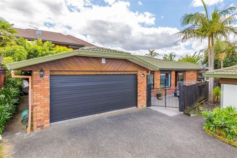 Photo of property in 1/11 Javelin Place, West Harbour, Auckland, 0618