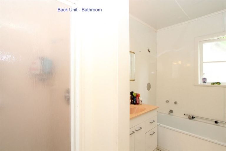 Photo of property in 52 Newlands Road, Newlands, Wellington, 6037