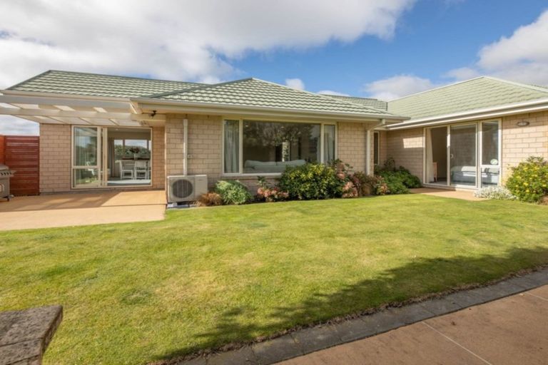 Photo of property in 10 Harrys Way, Redwood, Christchurch, 8051