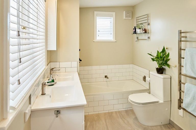 Photo of property in 69 Muritai Road, Eastbourne, Lower Hutt, 5013