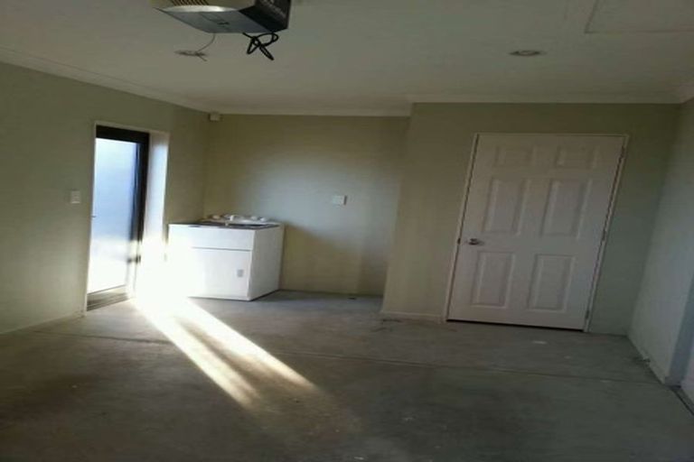 Photo of property in 2 Ballyward Close, East Tamaki, Auckland, 2013