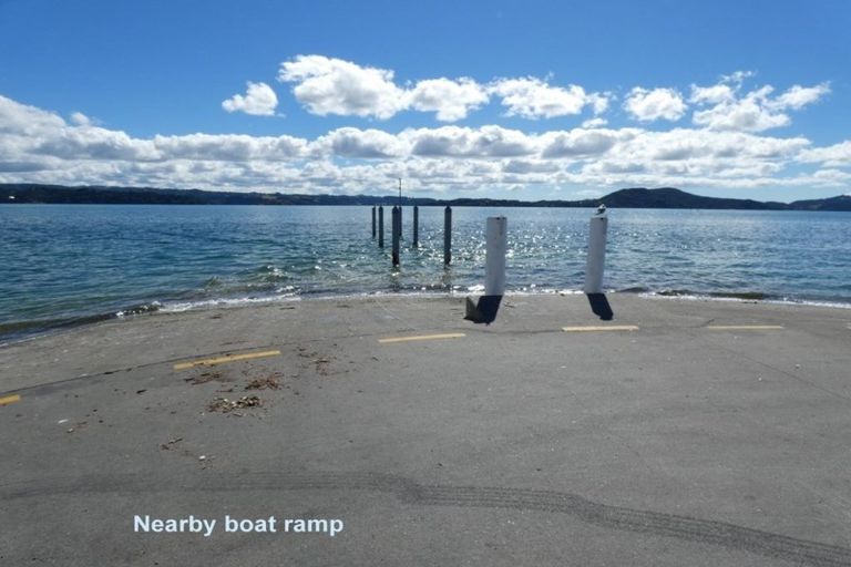 Photo of property in 2 Karoro Road, One Tree Point, 0118