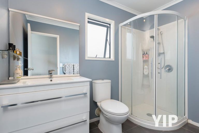 Photo of property in 5 Bennett Grove, Newlands, Wellington, 6037