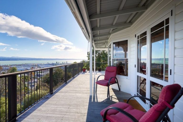 Photo of property in 23 Denholm Road, Hospital Hill, Napier, 4110