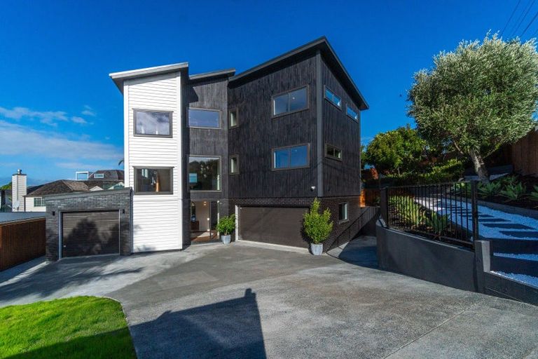 Photo of property in 2/21 Eastcliffe Road, Castor Bay, Auckland, 0620