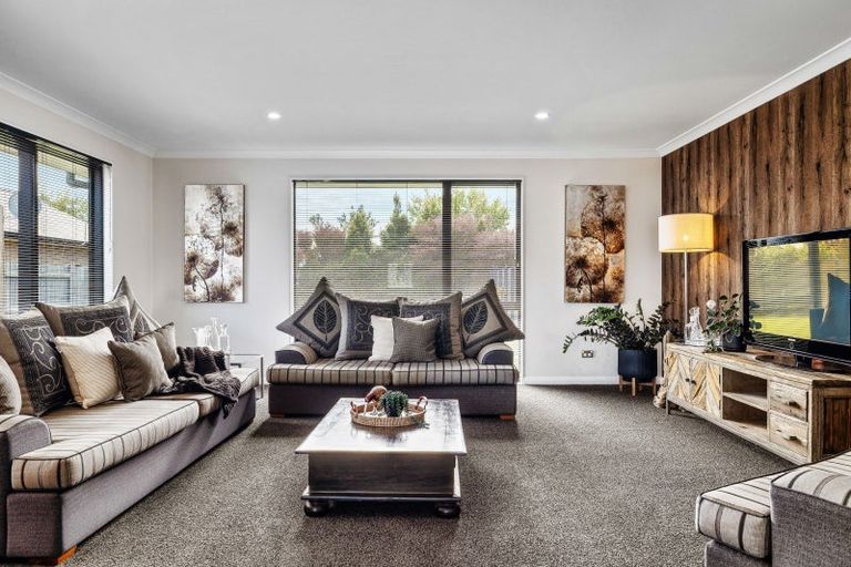 Photo of property in 3 Saint Heliers Grove, Fitzherbert, Palmerston North, 4410