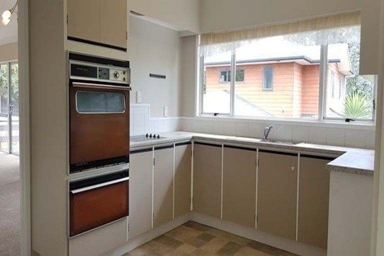 Photo of property in 2/4202a Great North Road, Glendene, Auckland, 0602