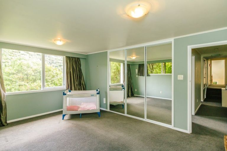 Photo of property in 64 Pomare Road, Tirohanga, Lower Hutt, 5010