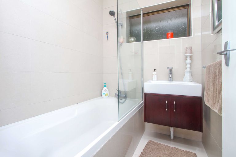 Photo of property in 2/39a Hebron Road, Waiake, Auckland, 0630