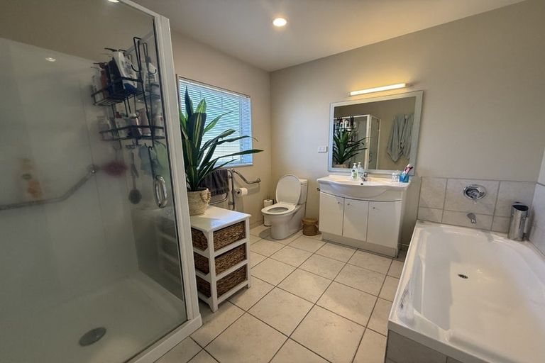 Photo of property in 165 Centreway Road, Orewa, 0931