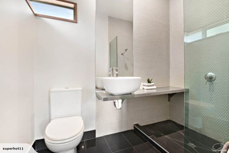 Photo of property in 8a Wairata Place, Te Atatu South, Auckland, 0610