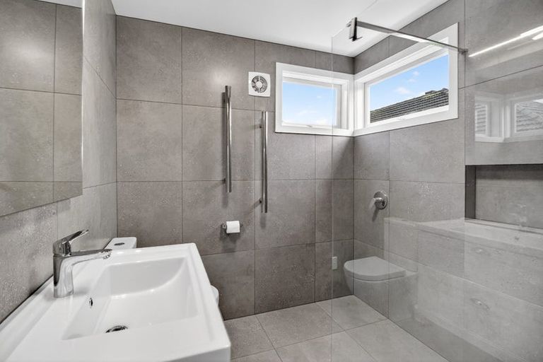 Photo of property in 102 Walmer Road, Point Chevalier, Auckland, 1022