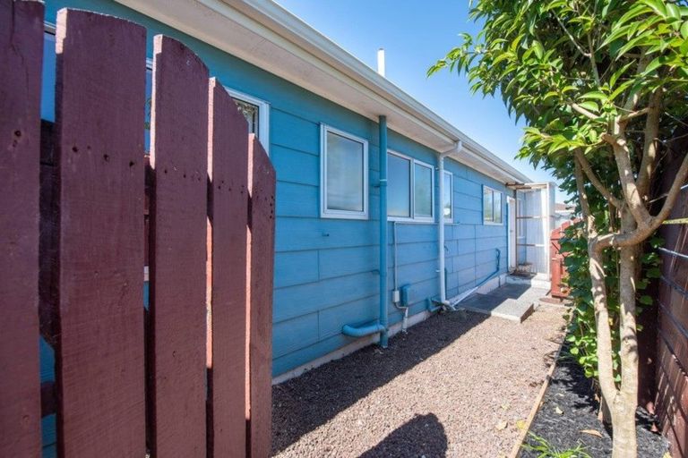 Photo of property in 2/116 Seabrook Avenue, New Lynn, Auckland, 0600