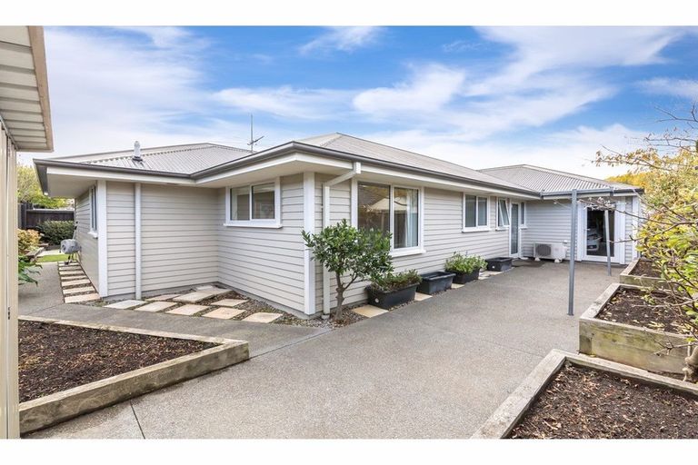 Photo of property in 12 Holbrook Way, Westmorland, Christchurch, 8025
