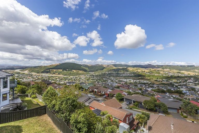 Photo of property in 13 Chastudon Place, Tawa, Wellington, 5028