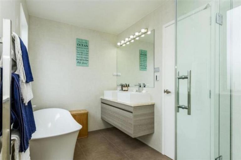 Photo of property in 4 Eastreef Court, Long Bay, Auckland, 0630