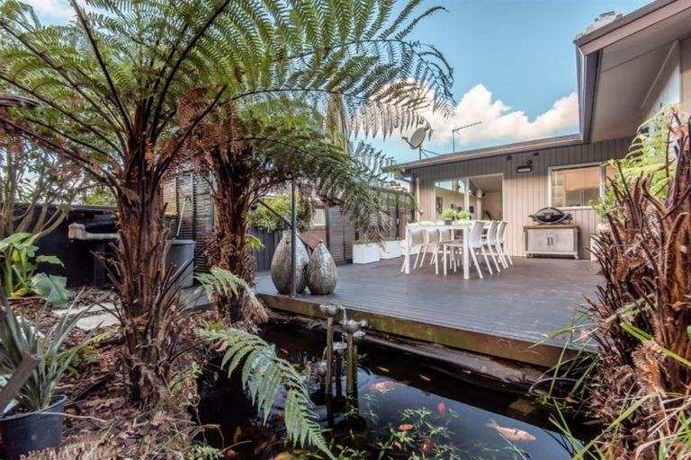 Photo of property in 42 Ravenwood Drive, Forrest Hill, Auckland, 0620