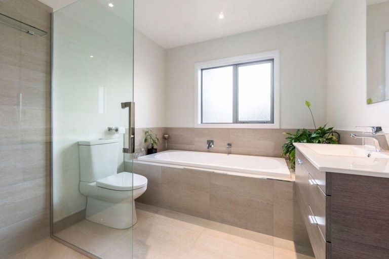 Photo of property in 8 Eric Farley Drive, Kumeu, 0810