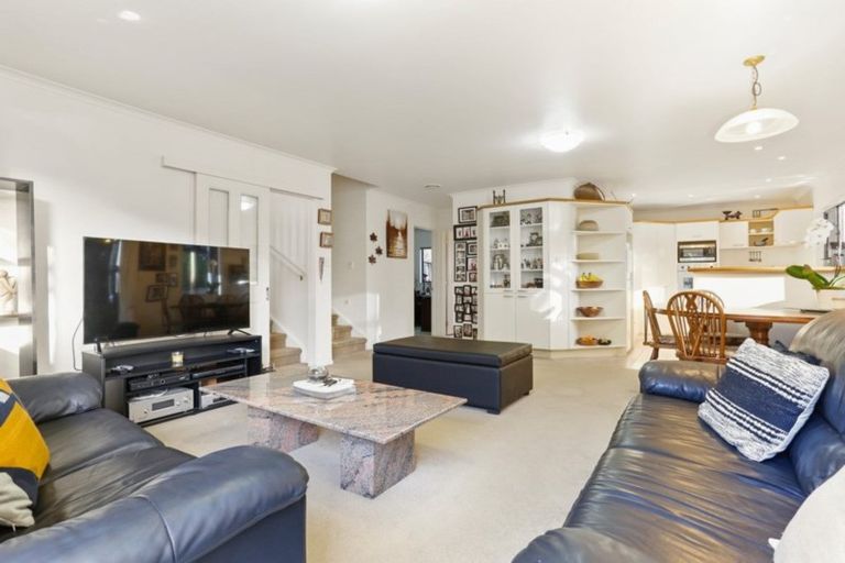 Photo of property in 4 Northcross Drive, Oteha, Auckland, 0632