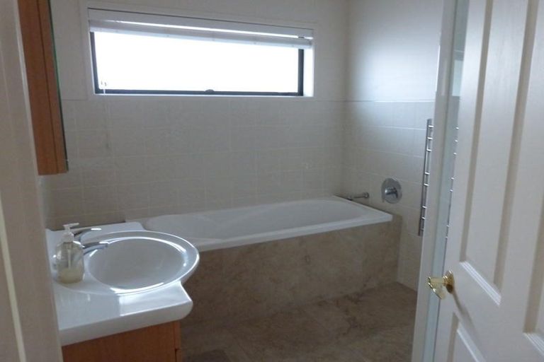 Photo of property in 12 Barnsley Place, Henderson, Auckland, 0612