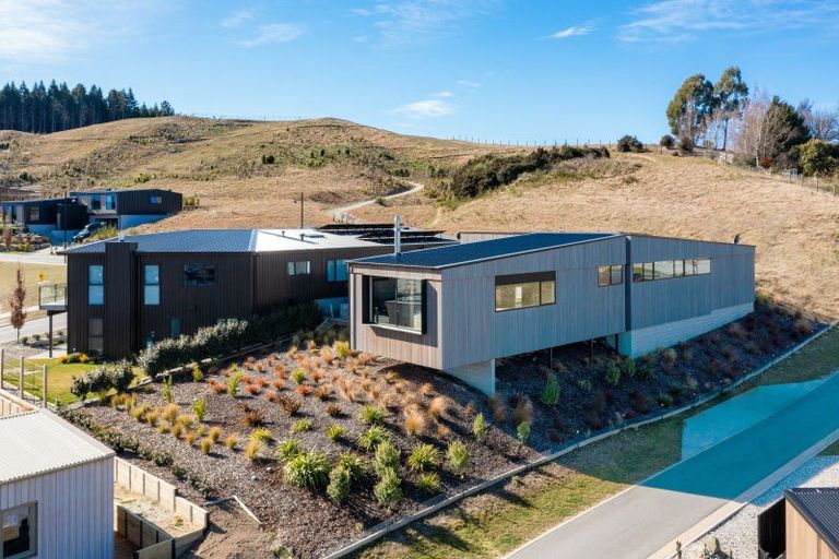 Photo of property in 6 Akitu Rise, Wanaka, 9305