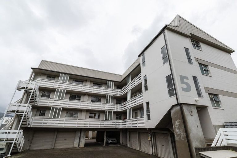 Photo of property in 5 Hawker Street, Mount Victoria, Wellington, 6011