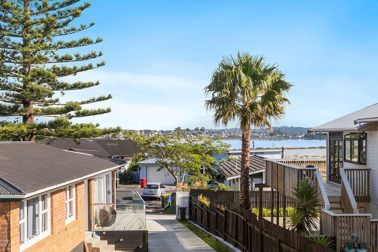 Photo of property in 31a Dawnhaven Drive, Te Atatu Peninsula, Auckland, 0610