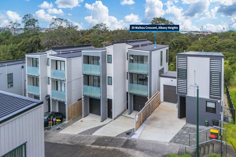 Photo of property in 39 Waihou Crescent, Albany Heights, Auckland, 0632