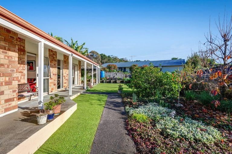 Photo of property in 72 Cabeleigh Drive, Helensville, 0800
