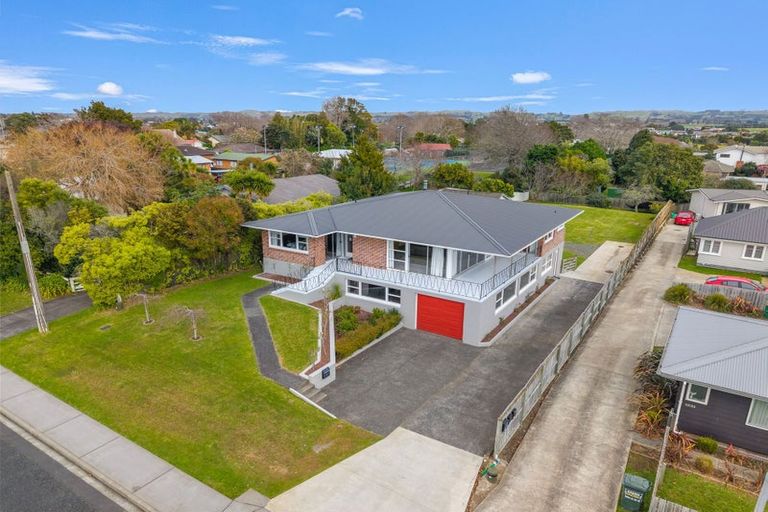 Photo of property in 12 Racecourse Road, Waiuku, 2123