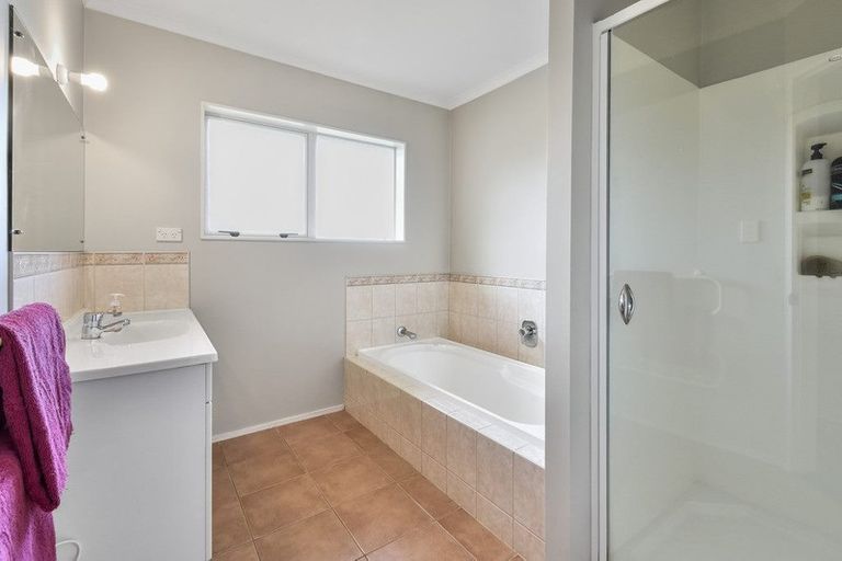 Photo of property in 1 Frank Knight Place, Waiuku, 2123