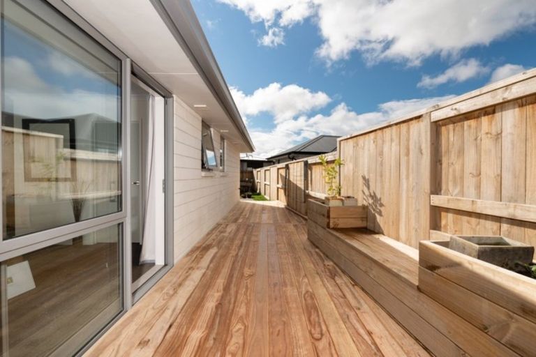 Photo of property in 80 Awataha Crescent, Pyes Pa, Tauranga, 3110