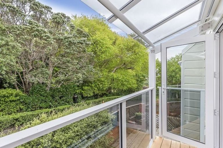 Photo of property in 15 Lawson Place, Mount Victoria, Wellington, 6011