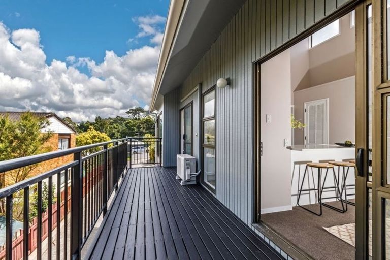 Photo of property in 2/18 Wernham Place, Northcote, Auckland, 0626