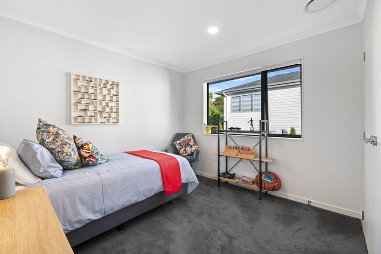 Photo of property in 16 Syd Grant Crescent, Orewa, 0931