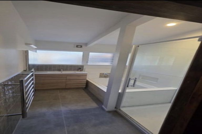 Photo of property in 34 Lowtherhurst Road, Massey, Auckland, 0614