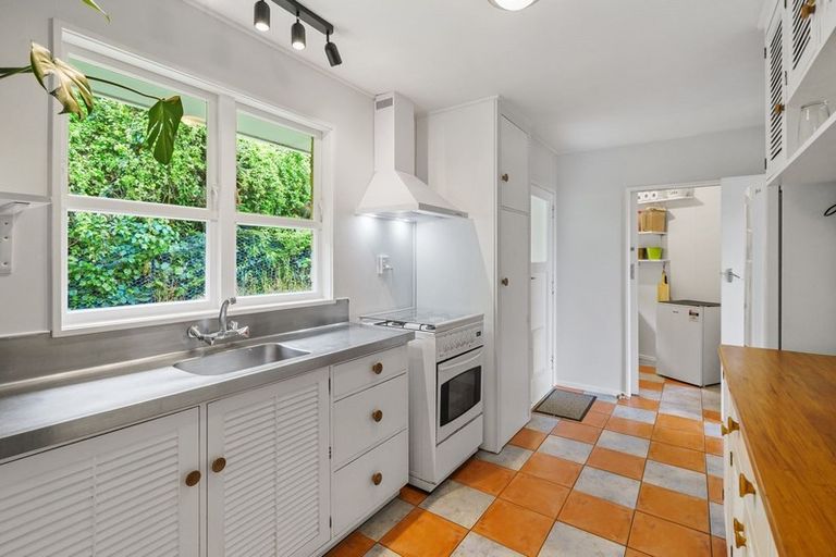 Photo of property in 93 Dowse Drive, Maungaraki, Lower Hutt, 5010