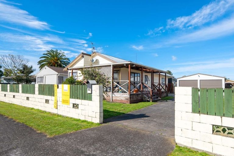 Photo of property in 17 Pukeroa Place, Papakura, 2110