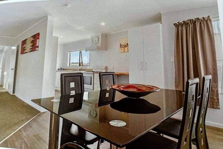 Photo of property in 64 Trias Road, Totara Vale, Auckland, 0629